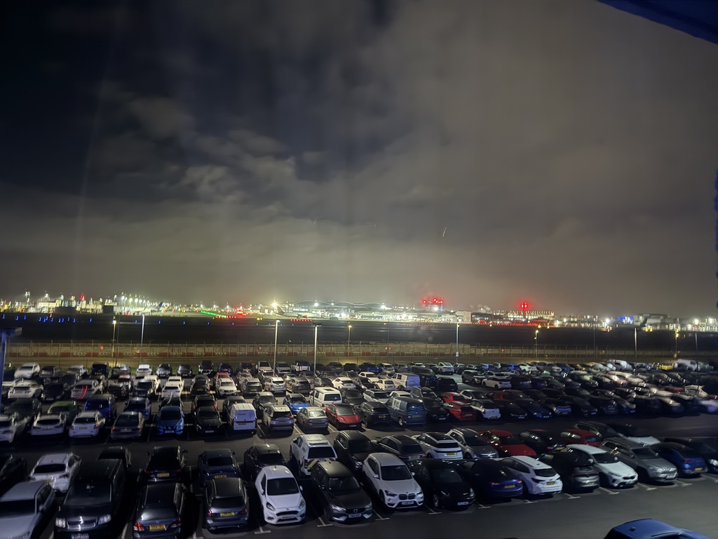 ルネッサンス ロンドン ヒースロー空港ホテルから見た夜の空港と駐車場
