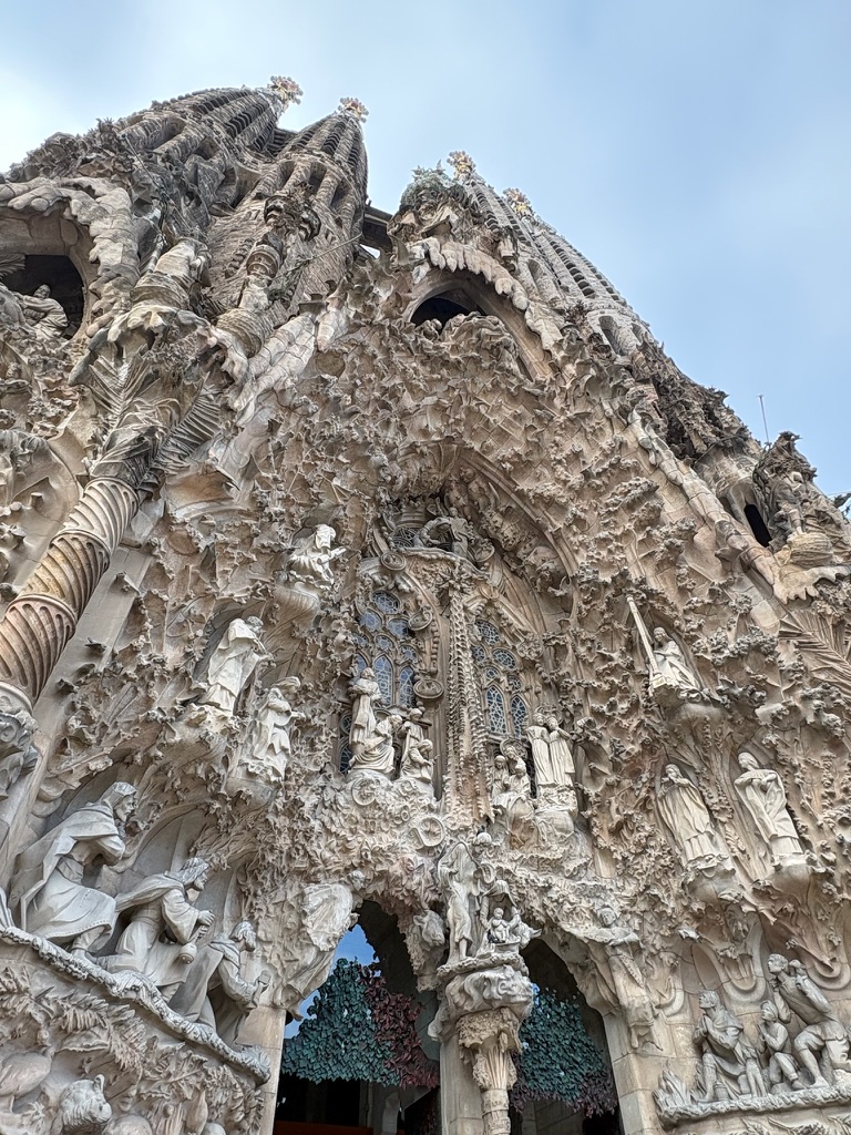 サグラダ・ファミリアの外観を見上げた写真。塔と精緻な彫刻