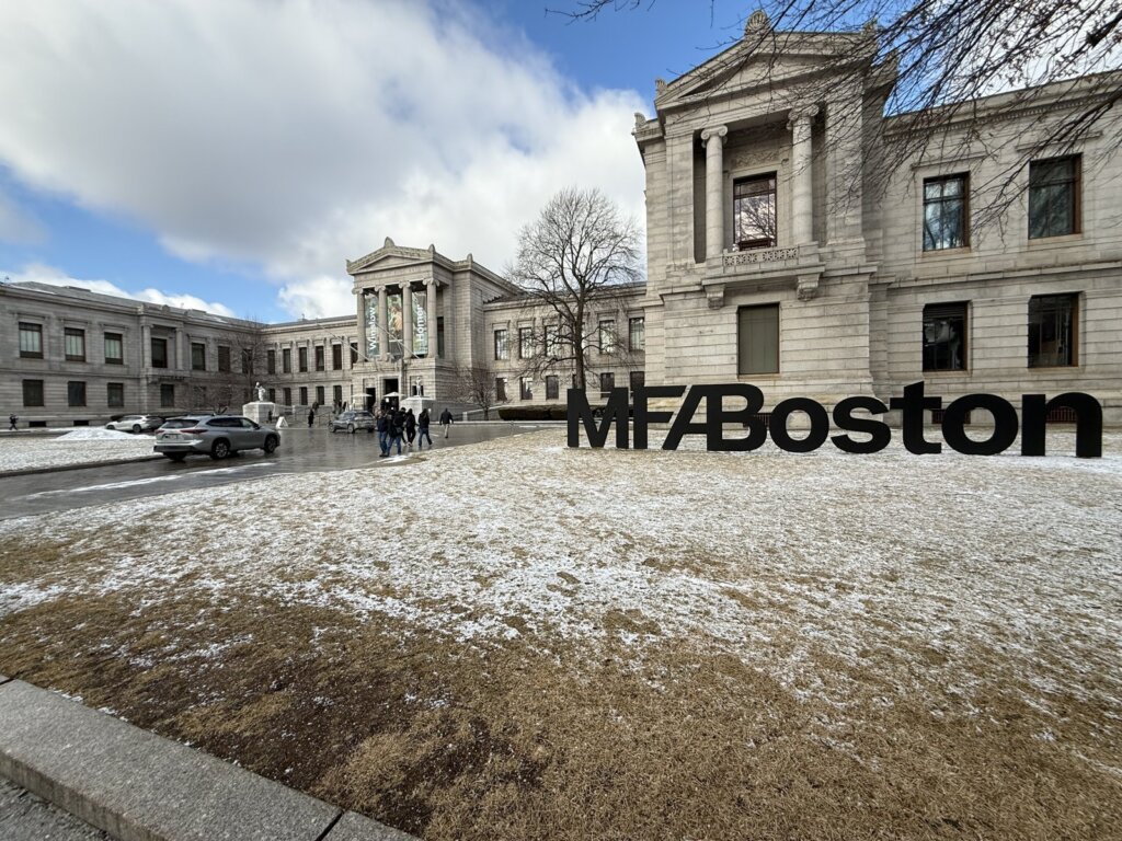 雪が残るボストン美術館の正面と「MFA Boston」のロゴ