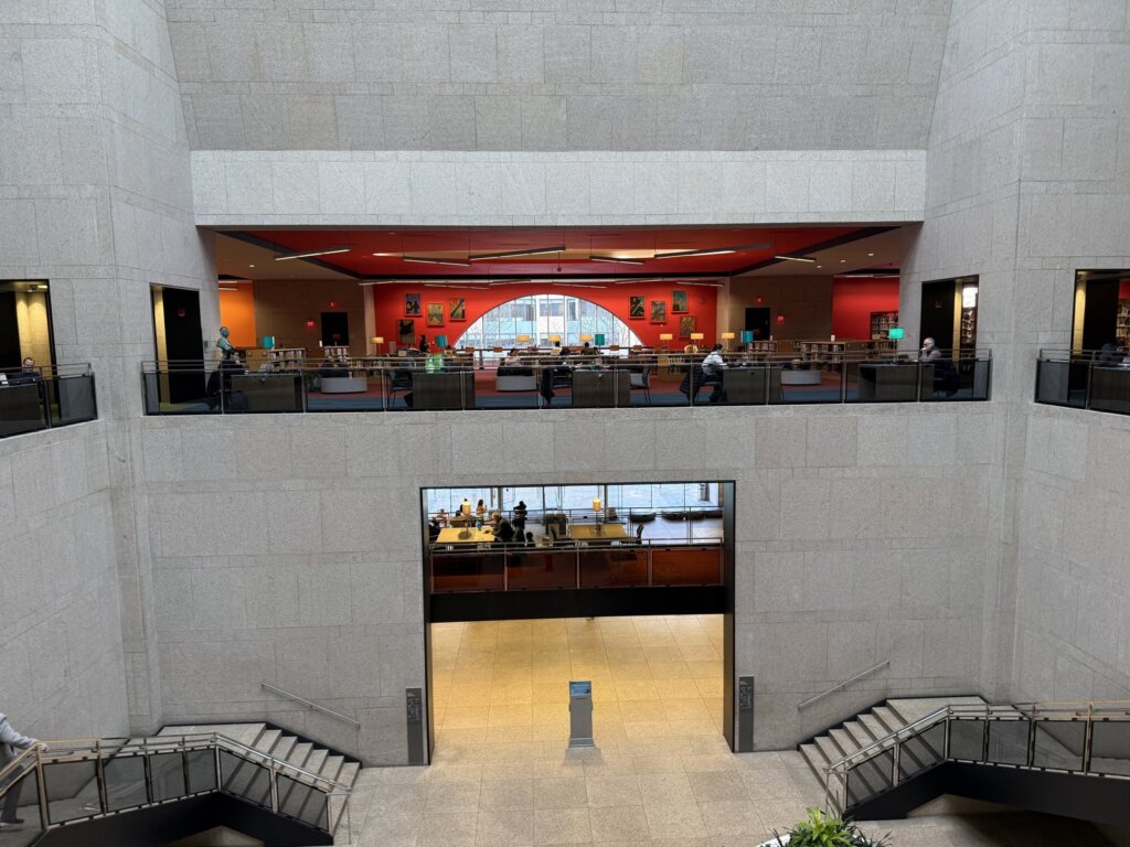 ボストン公共図書館の吹き抜けと天窓