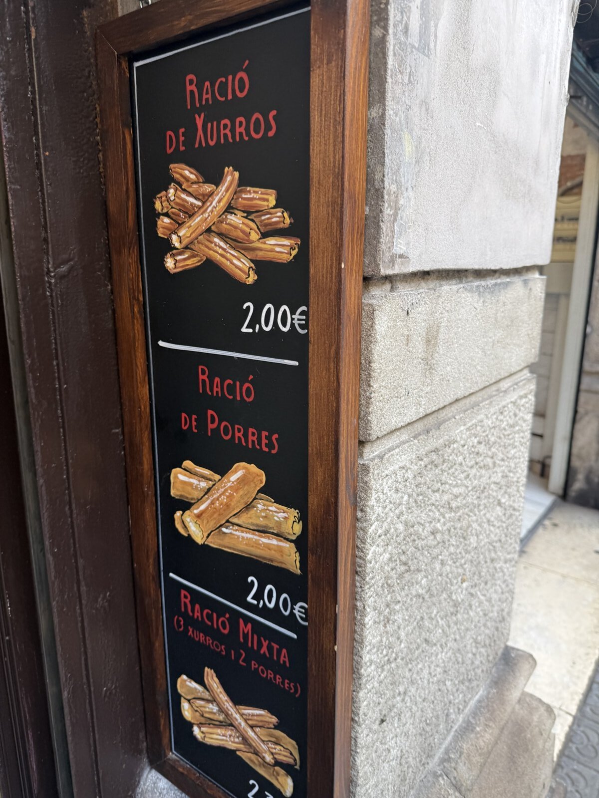 バルセロナのチュロス店の店先にあった、1皿2ユーロと書かれた黒板