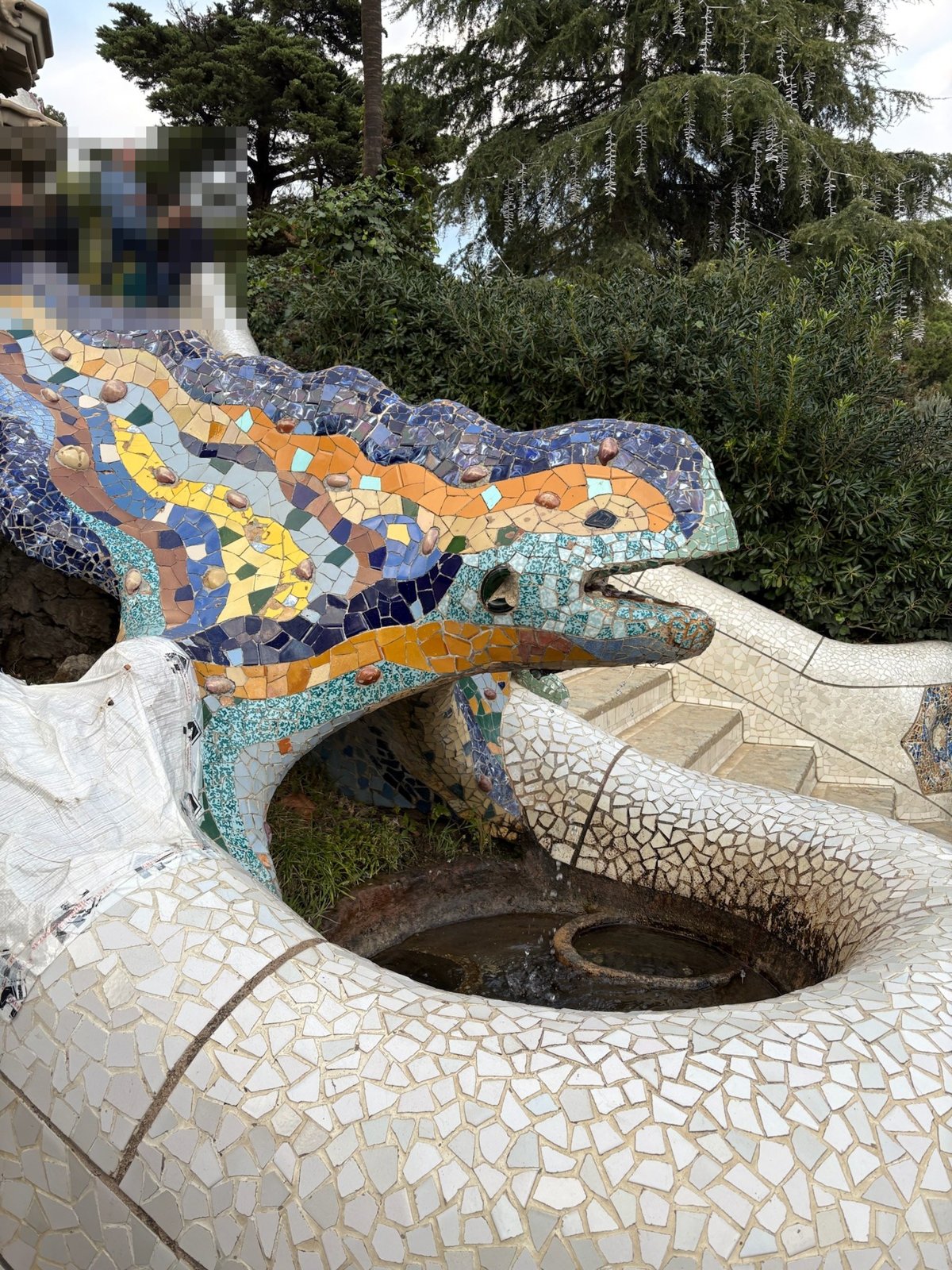 グエル公園の大階段にある、色とりどりのタイルで覆われたモザイクのドラゴン