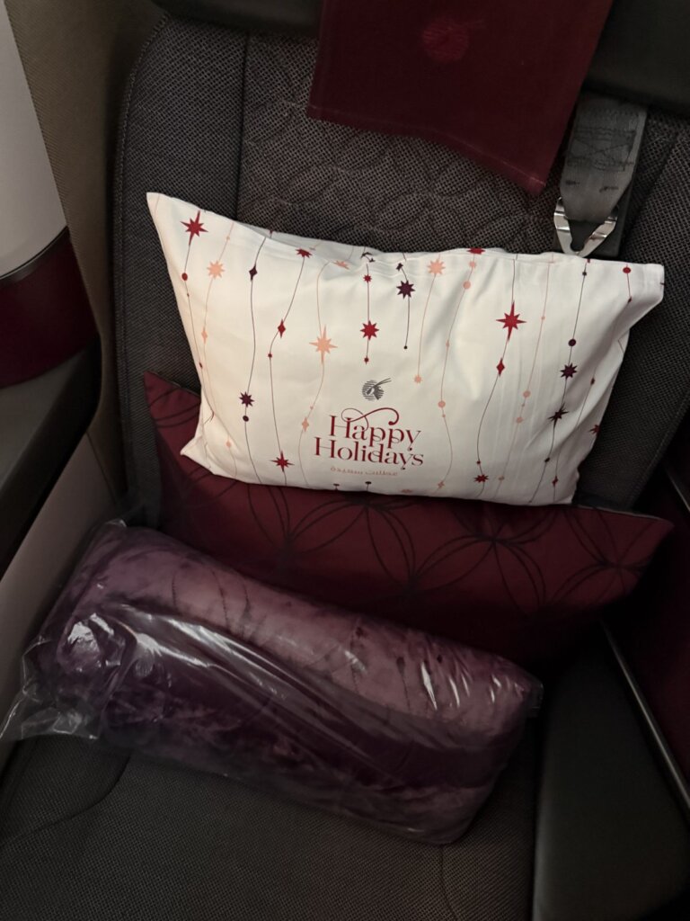 QR138(バルセロナ→ドーハ)のビジネスクラスの座席に置かれた枕とブランケット