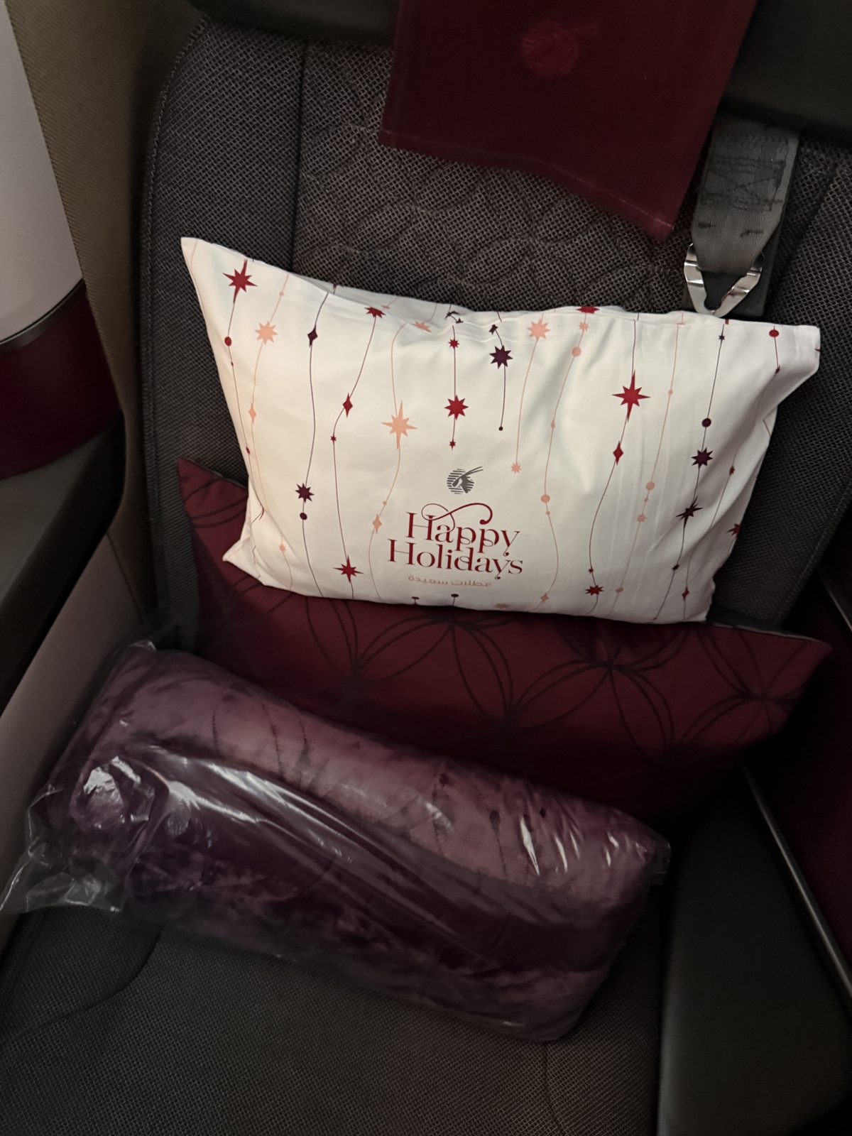 QR138(バルセロナ→ドーハ)のビジネスクラスの座席に置かれた枕とブランケット