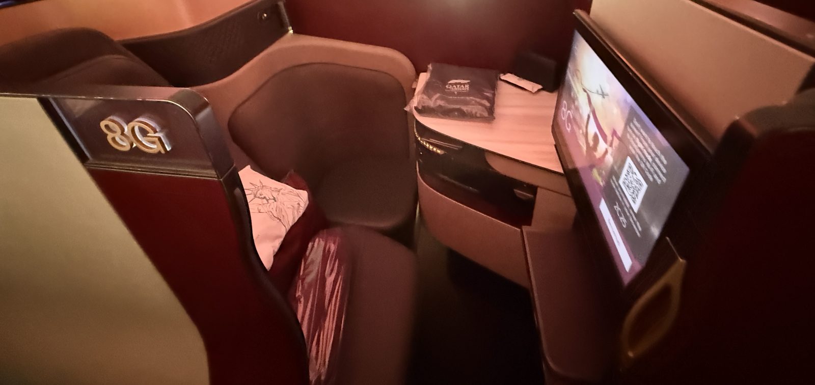世界一周で乗ったカタール航空Qsuite(QR743 ドーハ→ボストン)。扉付きの個室型ビジネスクラスの座席8G