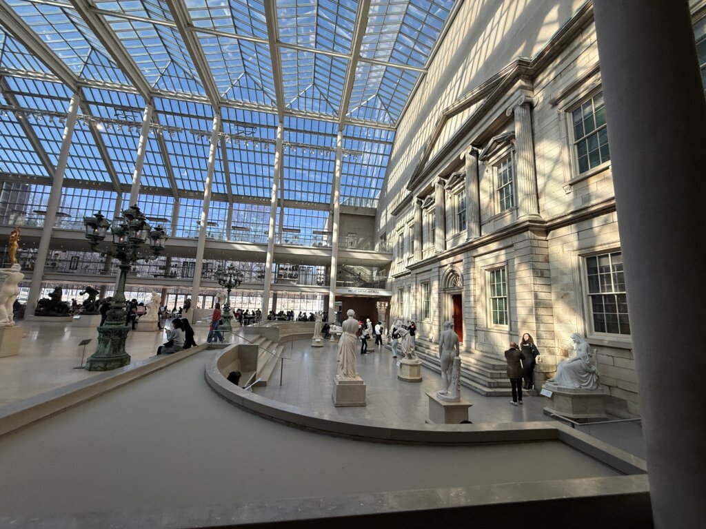 メトロポリタン美術館の開放的な展示空間